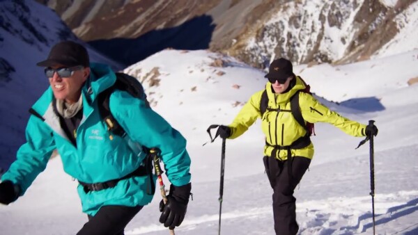 2 backcountry skiers traversing a slop